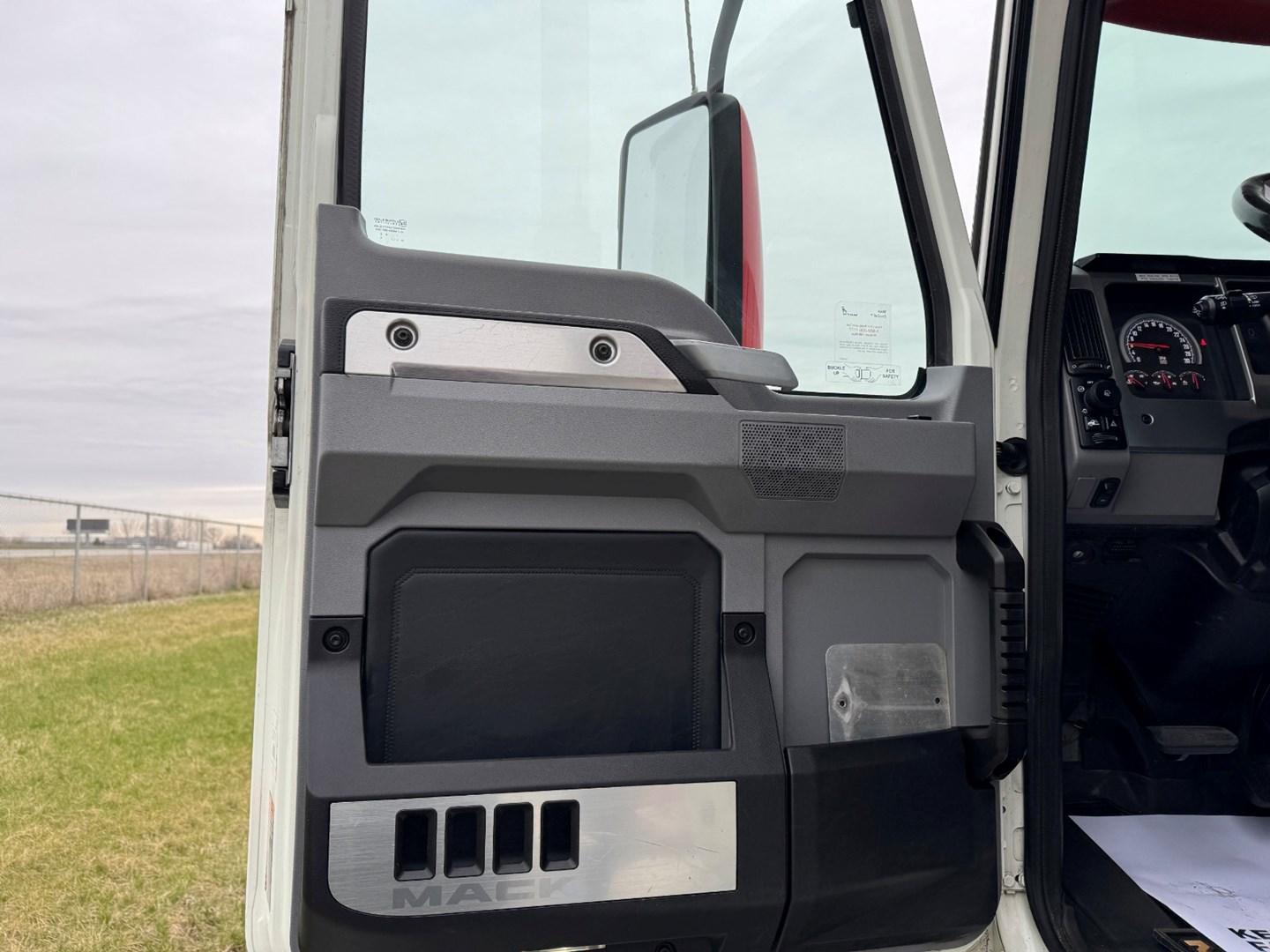 2023 Mack Anthem in Ankeny, IA — photo 11